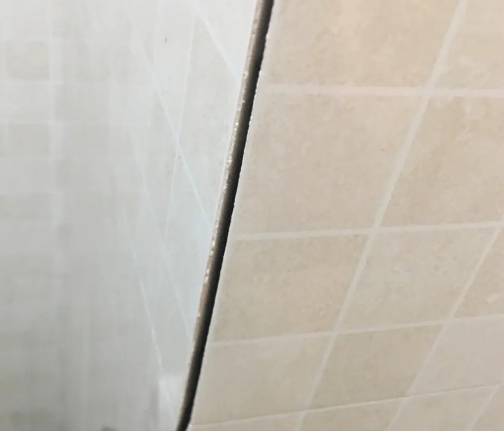 广宗瓷砖空鼓维修公司分享阳台瓷砖脱落的修复过程可以分为以下几个步骤